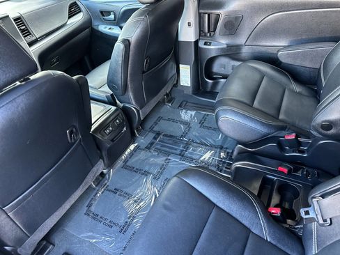 Used 2020 Toyota Sienna SE w/ SE Preferred Package image 13