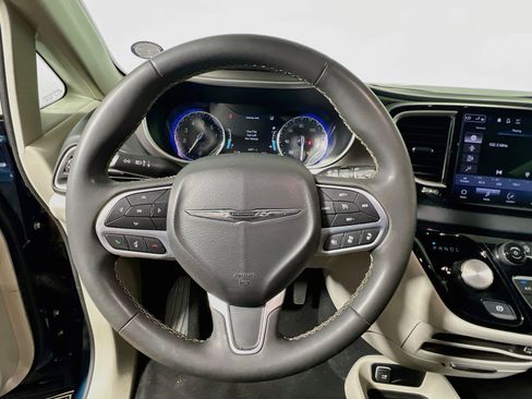 Used 2023 Chrysler Pacifica Touring-L FWD image 17