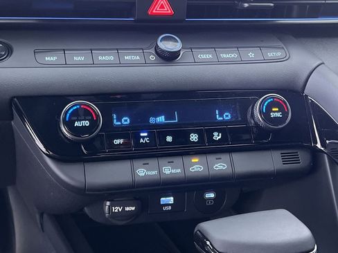 Used 2025 Hyundai Elantra SEL image 21