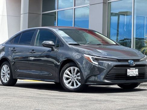 Used 2025 Toyota Corolla LE w/ LE Premium Package FWD image 2