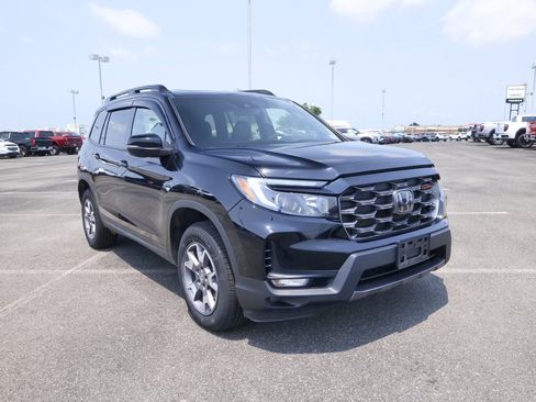 Used 2022 Honda Passport TrailSport image 2