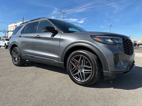 Used 2025 Ford Explorer ST-Line w/ ST-Line Street Pack image 3