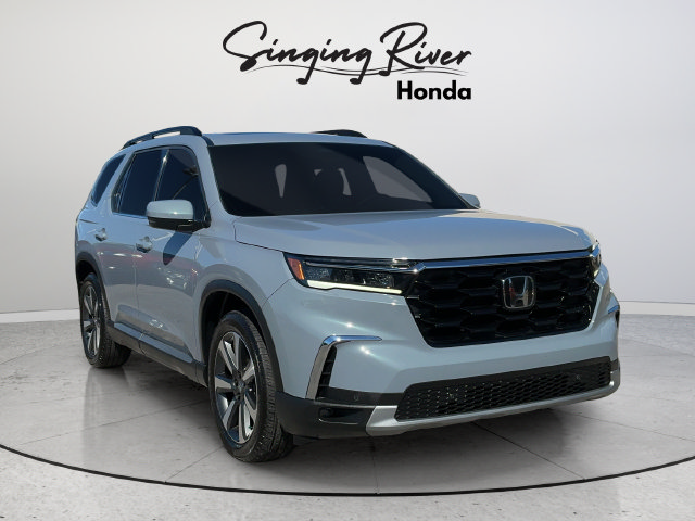 Used 2025 Honda Pilot Touring image 1
