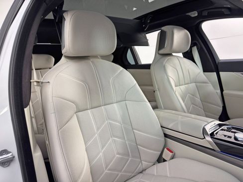 Used 2023 BMW i7 xDrive60 w/ Executive Package 2 image 52