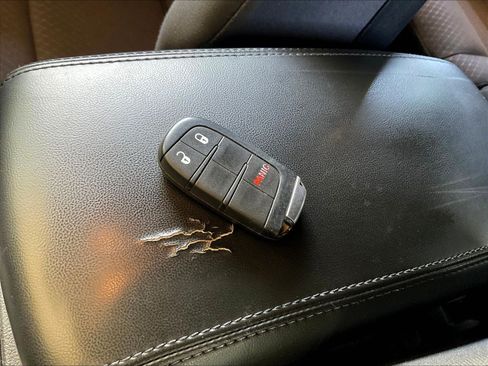 Used 2018 Jeep Grand Cherokee Laredo AWD/4WD image 31