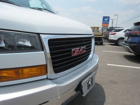 Used 2018 GMC Savana 2500 Extended w/ Enhanced Convenience Package image 11