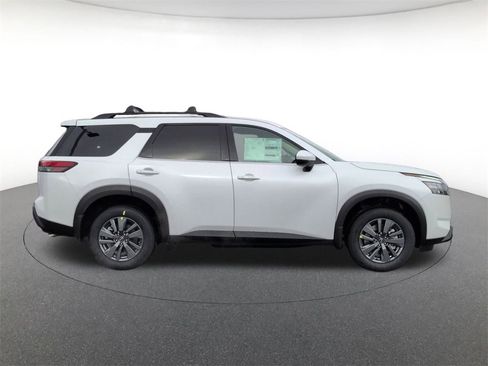 New 2025 Nissan Pathfinder SV image 4