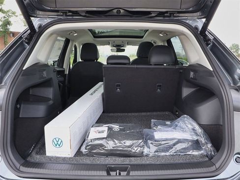 New 2025 Volkswagen Tiguan SE image 10