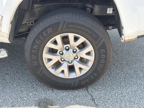 Used 2017 Toyota Tacoma SR5 w/ Tow Package RWD image 12