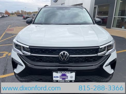 New 2024 Volkswagen Taos SE image 2