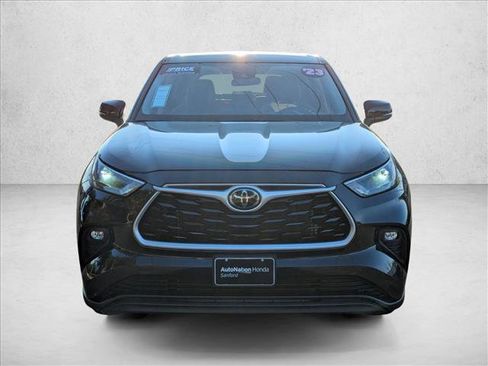 Used 2023 Toyota Highlander LE image 2
