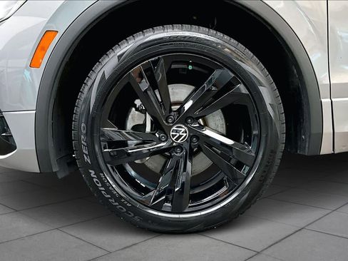 Used 2023 Volkswagen Tiguan SE R-Line image 10