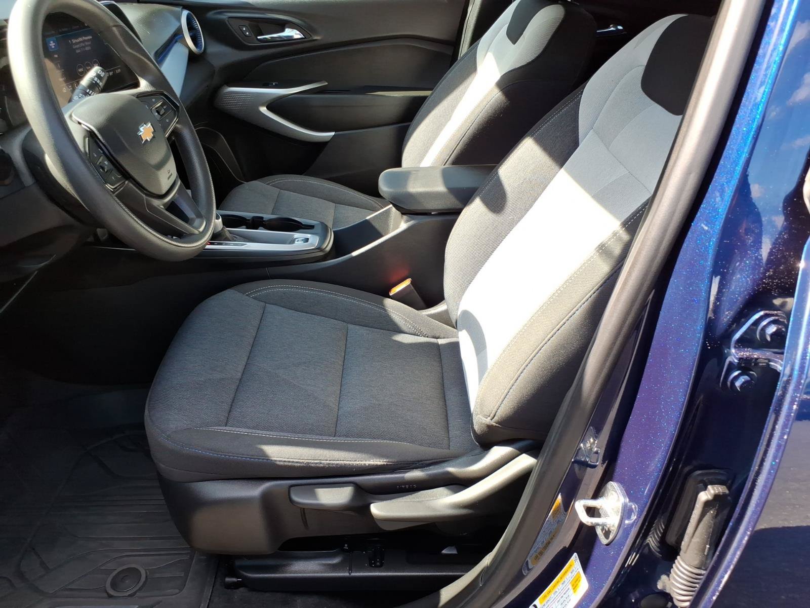 Used 2024 Chevrolet Trax LS w/ LS Convenience Package FWD image 13