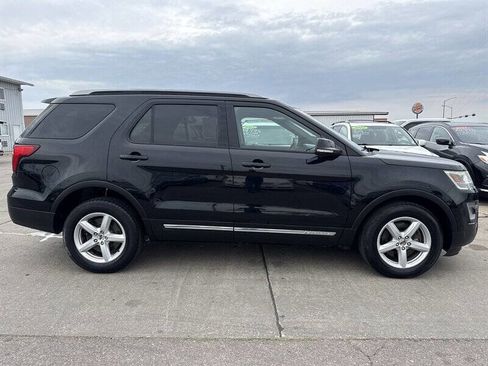 Used 2017 Ford Explorer XLT AWD/4WD image 9