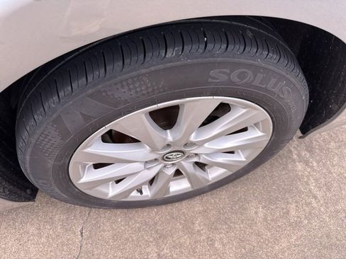 Used 2019 Toyota Camry LE image 5