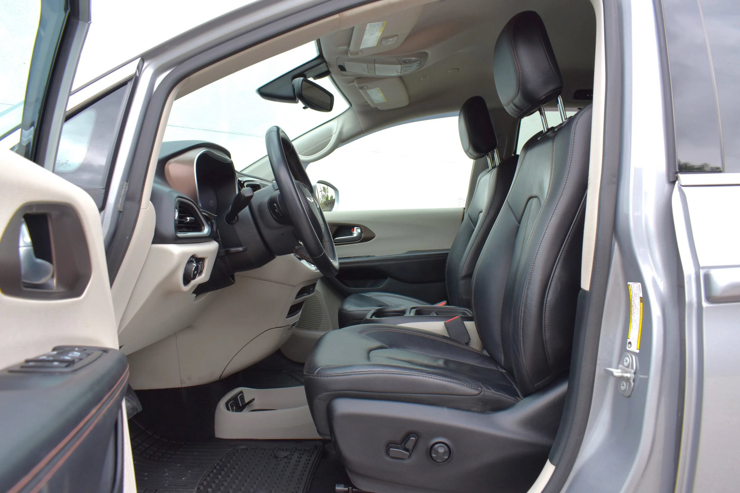 Used 2018 Chrysler Pacifica Touring-L FWD image 43