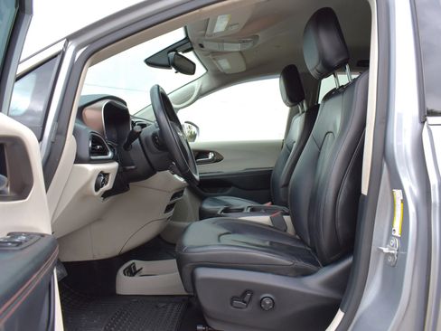 Used 2018 Chrysler Pacifica Touring-L FWD image 43