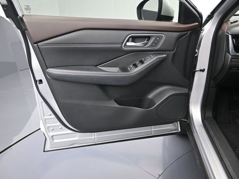 Used 2021 Nissan Rogue SL w/ Premium Package image 10