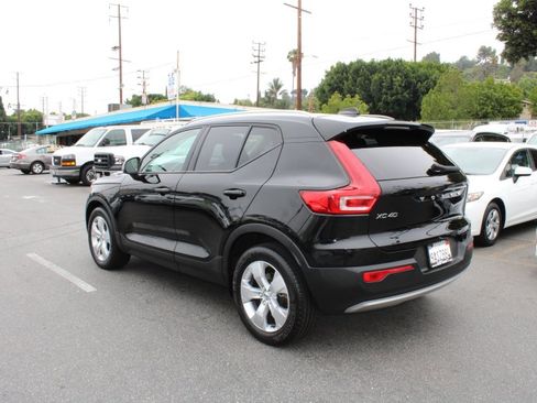 Used 2022 Volvo XC40 T4 Momentum image 4
