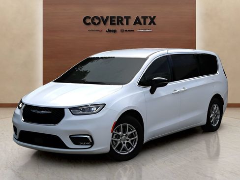Used 2025 Chrysler Pacifica Select FWD image 1