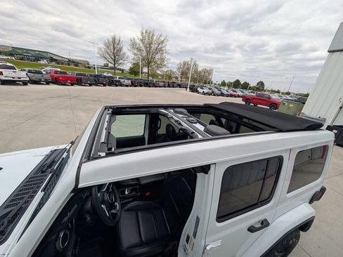 Used 2023 Jeep Wrangler Unlimited Sahara AWD/4WD image 6