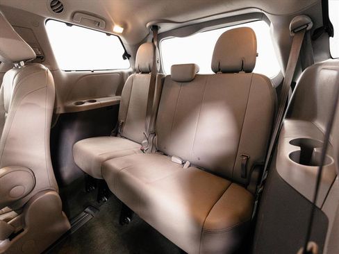 Used 2017 Toyota Sienna XLE Premium image 7