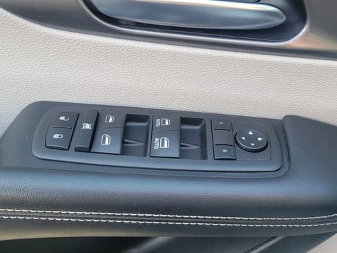 Used 2022 Chrysler Pacifica Touring-L image 36