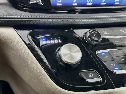 Used 2023 Chrysler Pacifica Touring-L FWD image 24