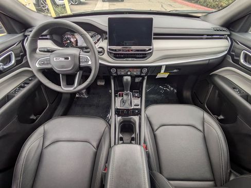 Used 2025 Jeep Compass Limited image 17