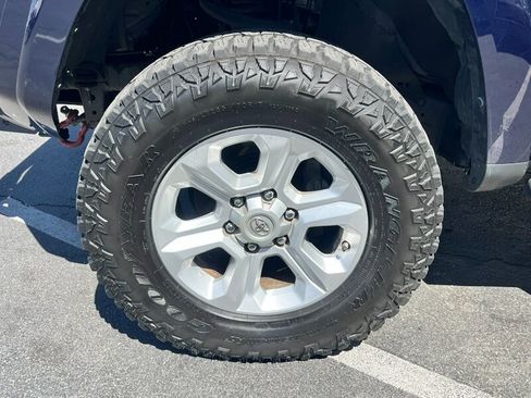 Used 2017 Toyota 4Runner SR5 AWD/4WD image 13