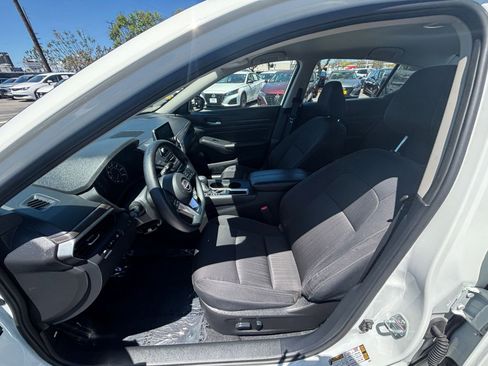 Used 2025 Nissan Altima 2.5 SV FWD image 28