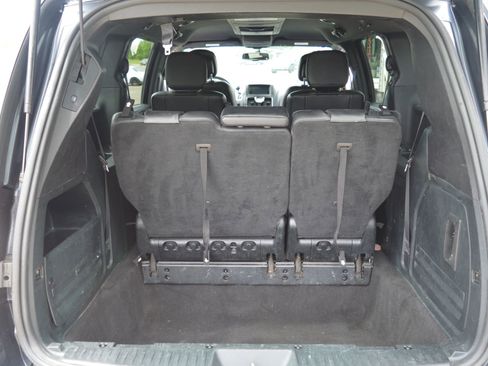 Used 2014 Chrysler Town & Country S FWD image 9