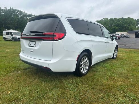 Used 2023 Chrysler Pacifica Touring-L FWD image 3