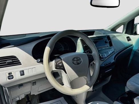 Used 2014 Toyota Sienna LE FWD image 9