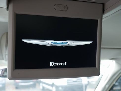 Used 2015 Chrysler Town & Country Touring image 3