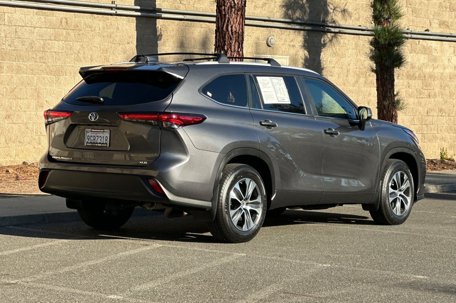 Used 2023 Toyota Highlander XLE FWD image 3