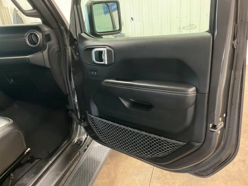 Used 2018 Jeep Wrangler Unlimited Sahara AWD/4WD image 30