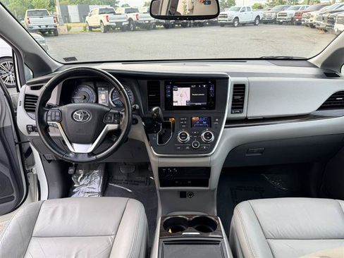 Used 2015 Toyota Sienna XLE Premium FWD image 28