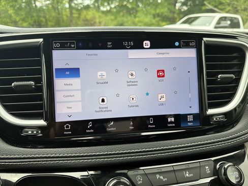 Used 2024 Chrysler Pacifica Limited FWD image 32