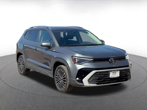 Used 2025 Volkswagen Taos SE FWD image 3
