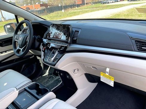 New 2026 Honda Odyssey Touring image 9