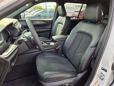 New 2025 Jeep Grand Cherokee Altitude image 24