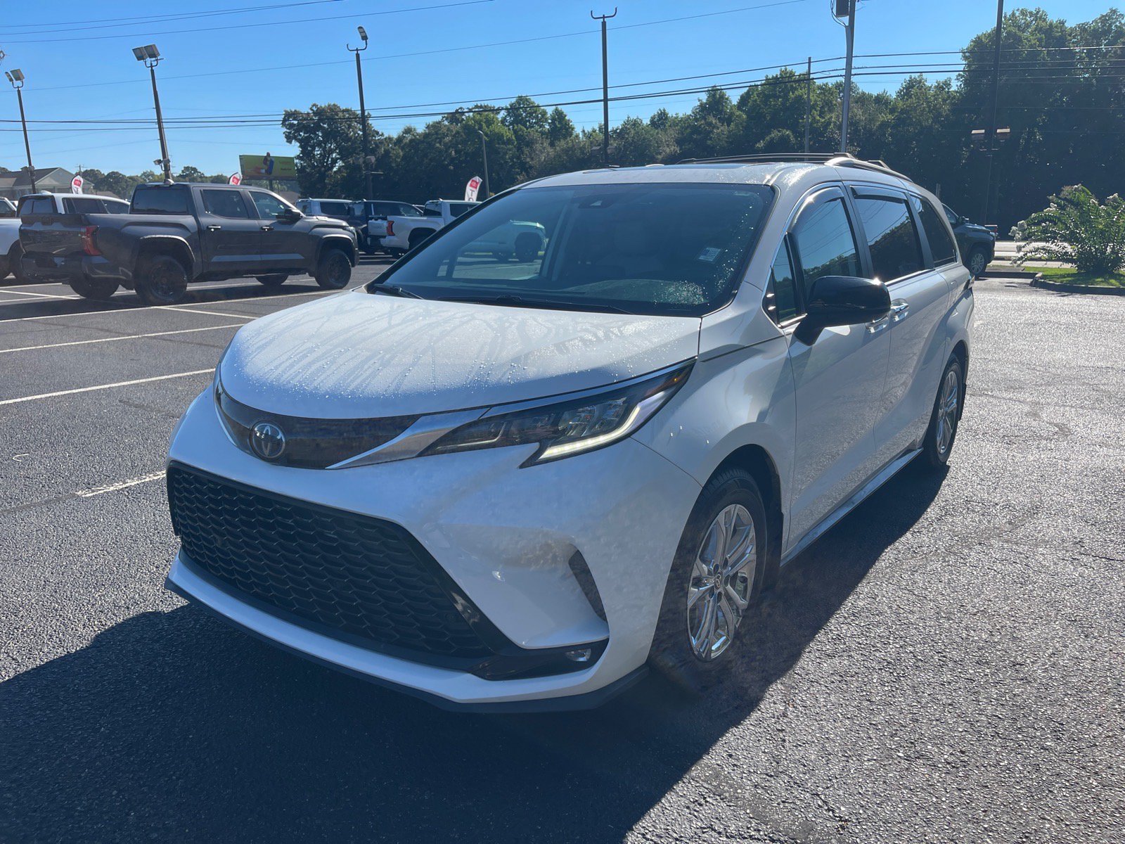 Used 2023 Toyota Sienna XSE w/ XSE Plus Package AWD/4WD image 3