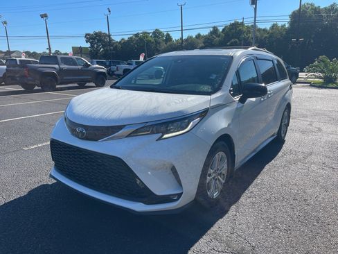 Used 2023 Toyota Sienna XSE AWD/4WD image 3