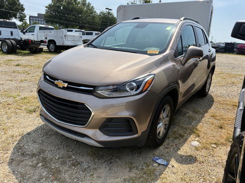 Used 2018 Chevrolet Trax LT w/ LT Convenience Package FWD image 3