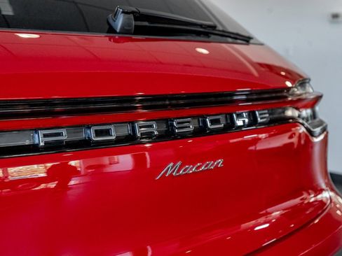 Certified 2025 Porsche Macan image 11