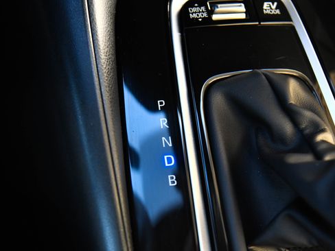 Used 2024 Toyota Corolla SE w/ SE Package image 28