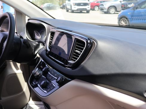 Used 2023 Chrysler Pacifica Touring-L FWD image 10