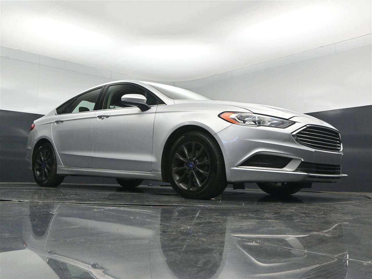 Used 2017 Ford Fusion SE w/ Fusion SE Technology Package FWD image 29