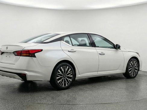 Used 2025 Nissan Altima 2.5 SV image 9